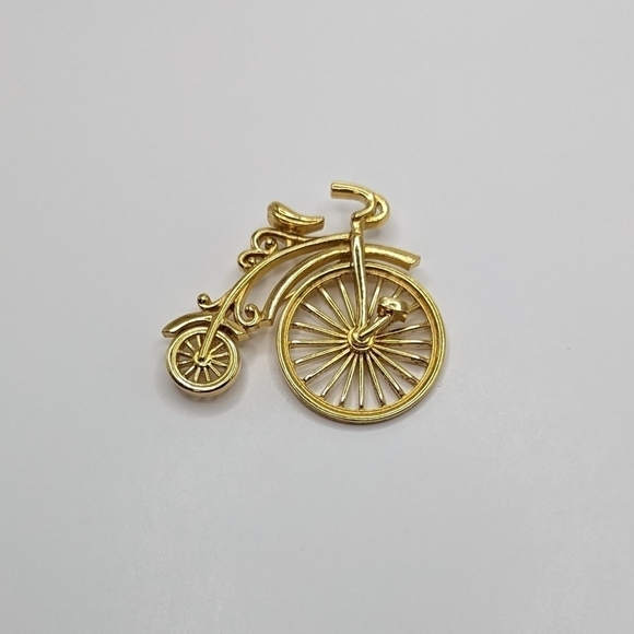 Vintage Gold Tone Penny Farthing Bike Pin Brooch with Articulated Wheel - Picture 1 of 4